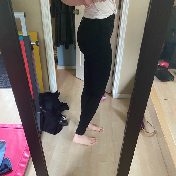 American Eagle Next Level High Waisted Jegging in black. Size 2, regular. - Picture 2 of 6